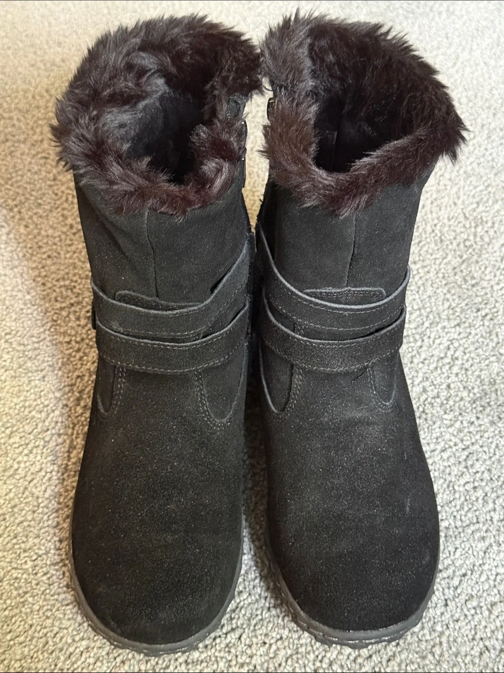 Khombu Black Suede Boots w/Faux-Fur. Side Zippers & Buckle Details. Size 9